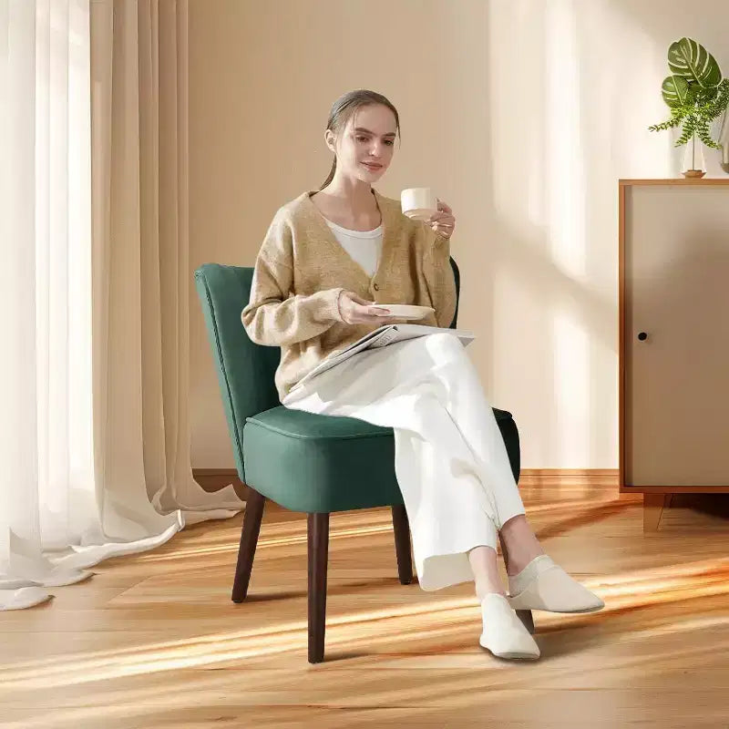 Fauteuil d'appoint moderne en velours avec pieds en bois et capitonnage cannelé