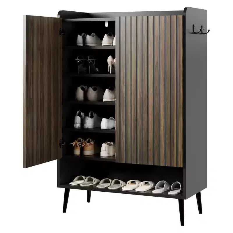 Grand meuble à chaussures avec portesOrganisateur de chaussures à 6 niveaux avec 2 portes et crochets supplémentaires pour le couloir, l'entrée, le salon