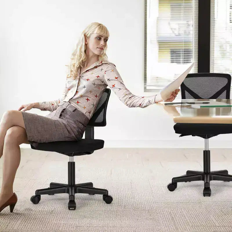 Chaise de bureau à roulettes ergonomique et moderne en maille à dossier bas