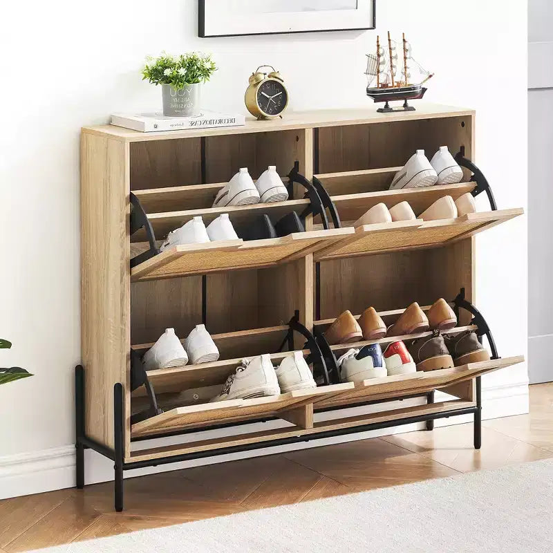 Meuble à chaussures à quatre portes avec trois étagères réglables, idéal pour les talons hauts, les bottes et les entrées élégantes – une solution de rangement parfaite pour votre couloir.