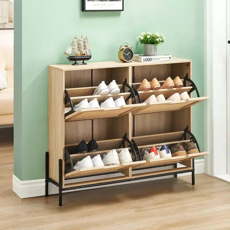 Meuble à chaussures à quatre portes avec trois étagères réglables, idéal pour les talons hauts, les bottes et les entrées élégantes – une solution de rangement parfaite pour votre couloir.