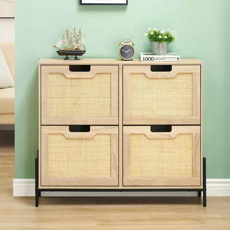 Meuble à chaussures à quatre portes avec trois étagères réglables, idéal pour les talons hauts, les bottes et les entrées élégantes – une solution de rangement parfaite pour votre couloir.