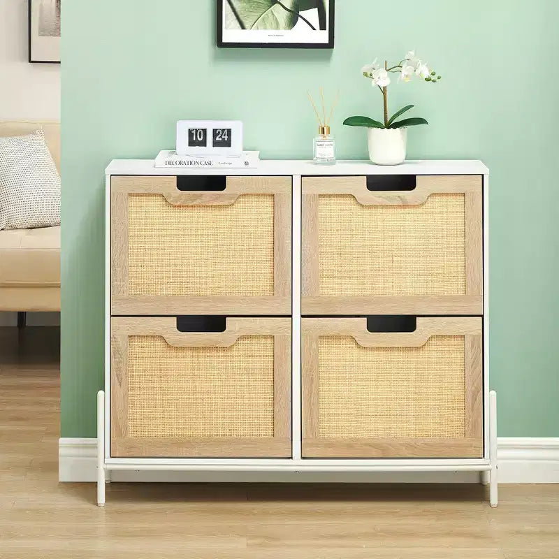 Meuble à chaussures à quatre portes avec trois étagères réglables, idéal pour les talons hauts, les bottes et les entrées élégantes – une solution de rangement parfaite pour votre couloir.