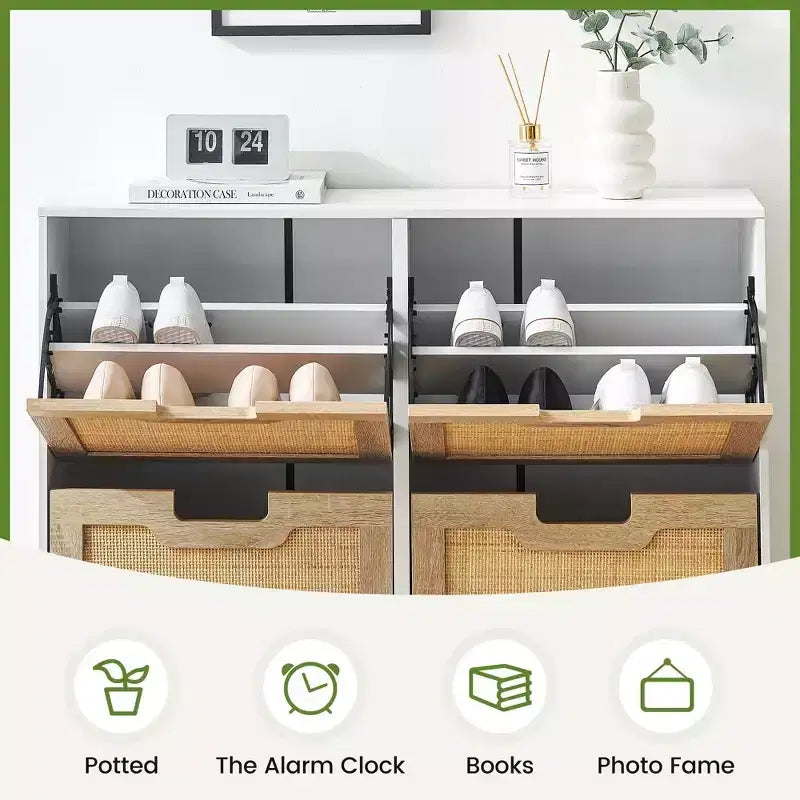 Meuble à chaussures à quatre portes avec trois étagères réglables, idéal pour les talons hauts, les bottes et les entrées élégantes – une solution de rangement parfaite pour votre couloir.