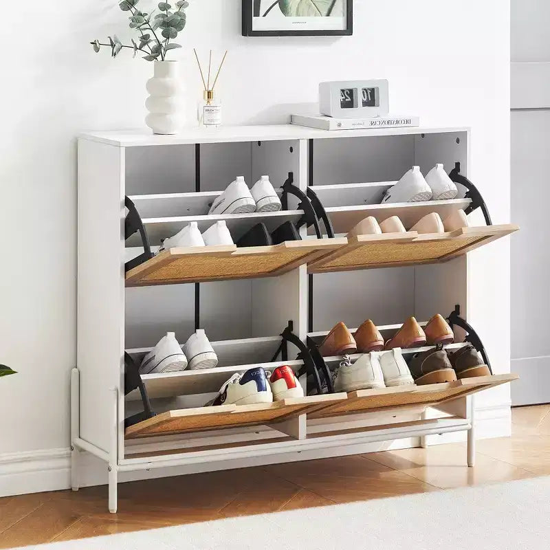 Meuble à chaussures à quatre portes avec trois étagères réglables, idéal pour les talons hauts, les bottes et les entrées élégantes – une solution de rangement parfaite pour votre couloir.