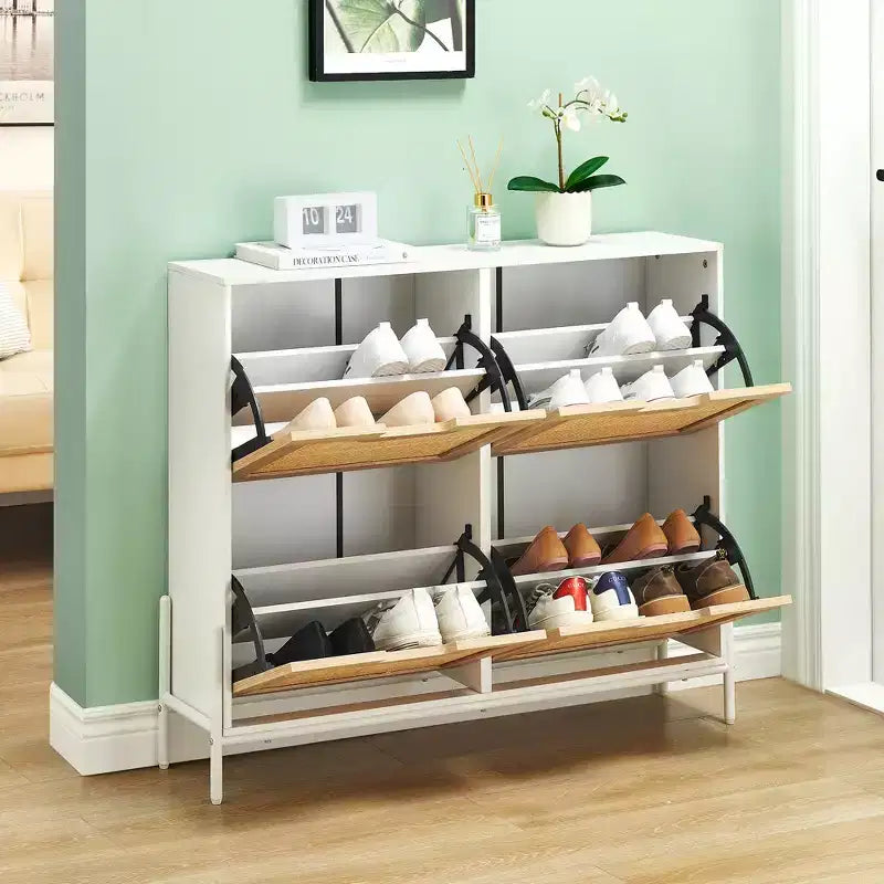 Meuble à chaussures à quatre portes avec trois étagères réglables, idéal pour les talons hauts, les bottes et les entrées élégantes – une solution de rangement parfaite pour votre couloir.