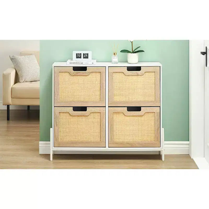 Meuble à chaussures à quatre portes avec trois étagères réglables, idéal pour les talons hauts, les bottes et les entrées élégantes – une solution de rangement parfaite pour votre couloir.