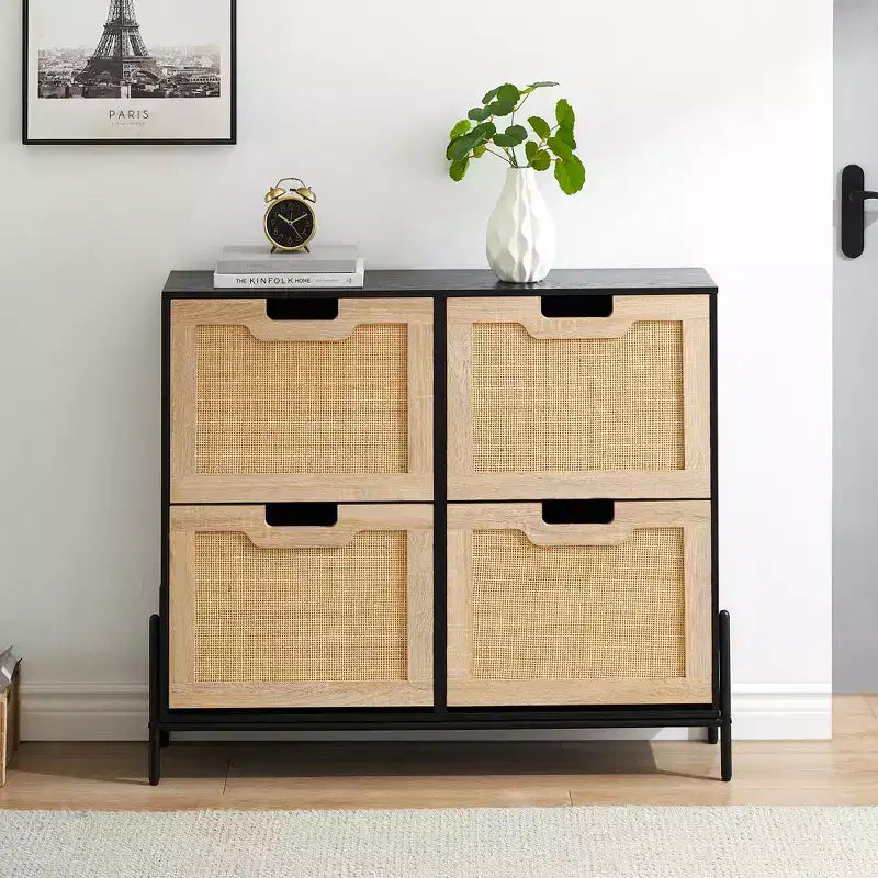 Meuble à chaussures à quatre portes avec trois étagères réglables, idéal pour les talons hauts, les bottes et les entrées élégantes – une solution de rangement parfaite pour votre couloir.