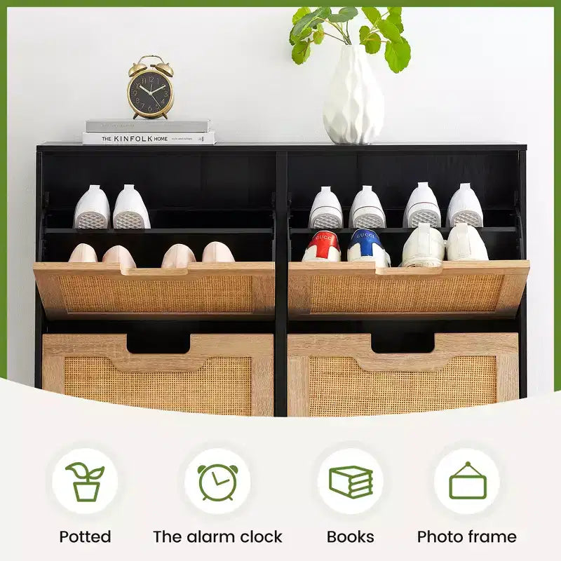 Meuble à chaussures à quatre portes avec trois étagères réglables, idéal pour les talons hauts, les bottes et les entrées élégantes – une solution de rangement parfaite pour votre couloir.